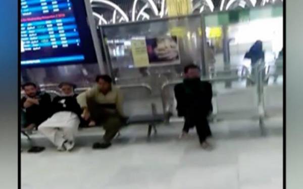 عرب ملک کے ایئرپورٹ پر 100 سے زائد پاکستانی پھنس کر رہ گئے 