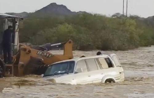 پاکستانی شیول آپریٹر نے جان ہتھیلی پر رکھ کر سعودی کو سیلاب میں ڈوبنے سے بچا لیا 