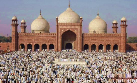 ملک بھر میں آج عید الفطر مذہبی جوش و جذبے سے منائی جارہی ہے