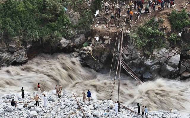 چترال میں سیلابی ریلے سے تباہی ، وزیراعظم کی بہن علیمہ خان سمیت درجنوں افراد پھنس گئے