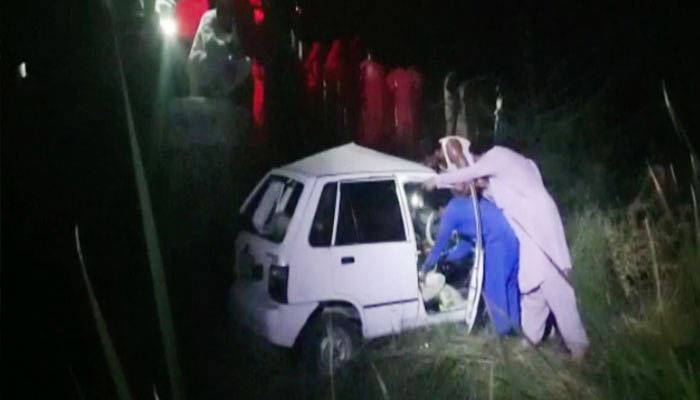  گھوٹکی میں ٹرین نے کار کو کچل ڈالا، 4 افراد جاں بحق