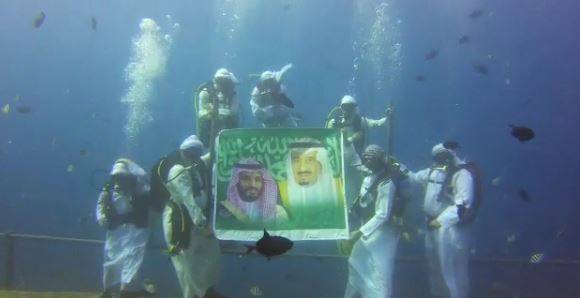 سعودی غوطہ خوروں کا سمندر کی گہرائیوں میں شاہ سلمان کی تخت نشینی کا جشن 