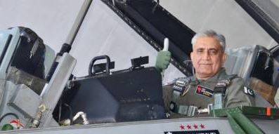  آرمی چیف کا مصحف ایئر بیس کا دورہ، ایف 16 طیارے پر فلائنگ کی، ترجمان پاک فوج 