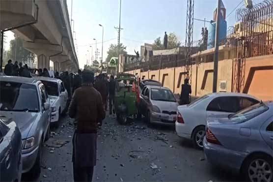 پشاور ہائیکورٹ کے باہر رکشے میں سلنڈر دھماکا، پولیس اہلکار سمیت 7 افراد زخمی