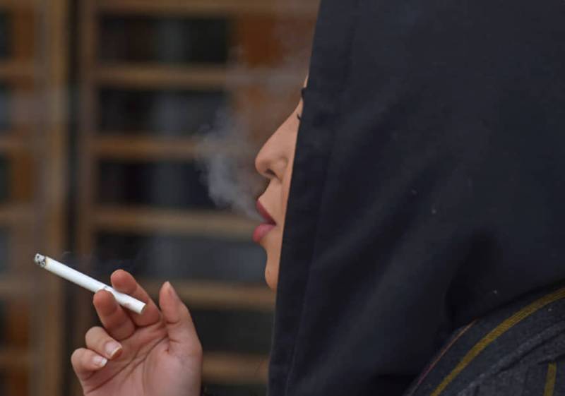 سعودی خواتین نے عوامی مقامات پر سگریٹ نوشی شروع کر دی