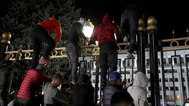کرغزستان، عوام مشتعل، پارلیمنٹ میں داخل، سینکڑوں زخمی