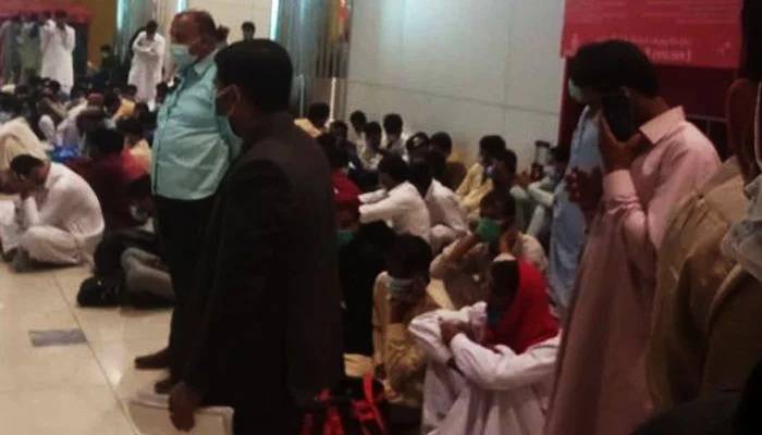 شیخ زید انٹرنیشنل ائیرپورٹ پر پھنسے پاکستانیوں کی مشکلات کم نہ ہوئیں
