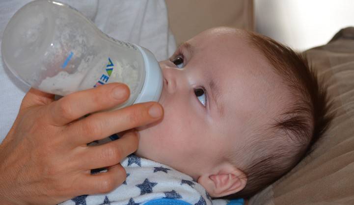 بوتل سے دودھ پینے والے بچے پلاسٹک کے یومیہ 10 لاکھ ذرات نگل جاتے ہیں، تحقیق