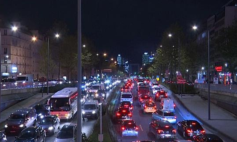  700 km long queue for citizens to exit Paris