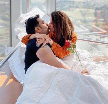 اداکارہ ثناء نے شوہر کے ساتھ تصاویر پر تنقید کا جواب دے دیا 