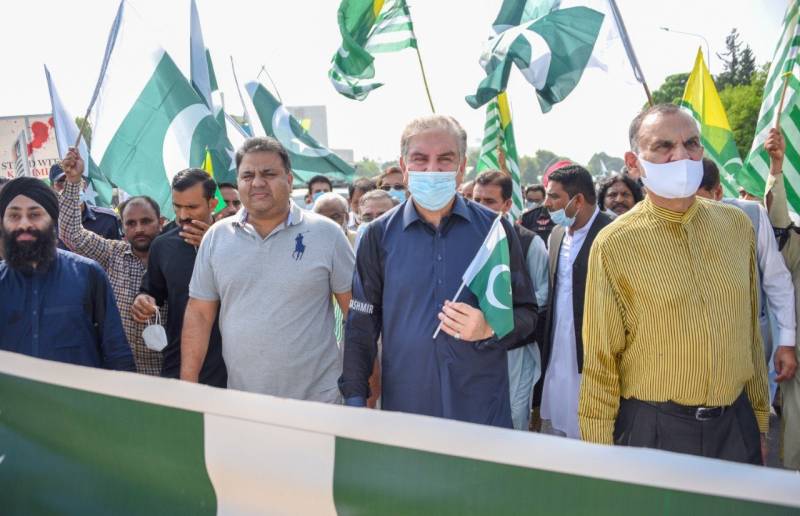 پاکستان کے لوگ کشمیر کی آزادی کیلئے کھڑے ہیں: فواد چوہدری