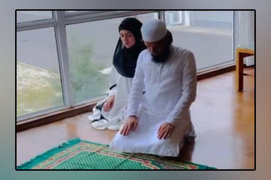 Sana Khan with her husband prays at Maldives airport, video goes viral