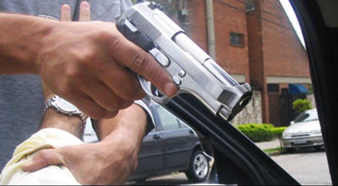 Car theft gang nabbed in Karachi, including son, mother and stepfather
