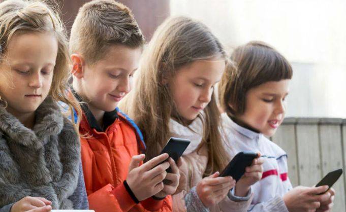 موبائل پر بچوں کی مصروفیات پر والدین کو نظررکھنی چاہئے ، ماہرین 