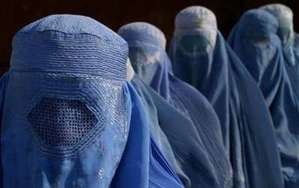 خواتین پر مکمل برقعہ پہننے کی پابندی نہیں، حجاب پہننا ضروری ہو گا: افغان طالبان