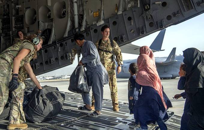 افغانستان سے جانے کے خواہشمند تمام شہریوں کو 31 اگست تک نکالنا ممکن نہیں: امریکہ