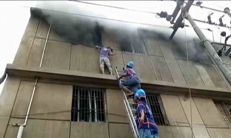کراچی، کیمیکل فیکٹری میں آتشزدگی، جاں بحق افراد کی تعداد 17 ہو گئی