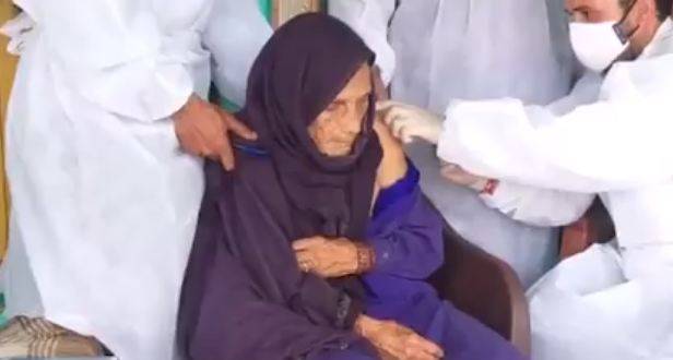 بھارت میں 120 سالہ خاتون نے کورونا ویکسین لگوالی 