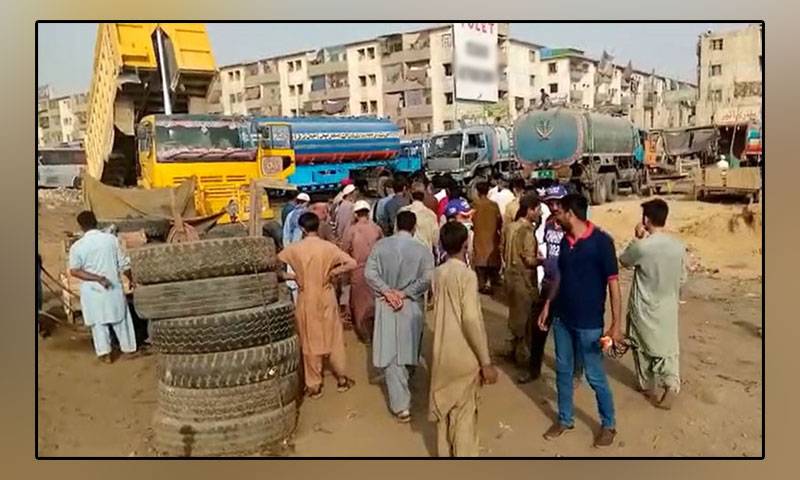 In Karachi, a dumper crushed workers sleeping on the sidewalk, killing 2 youths