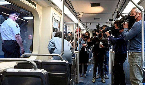  چلتی ٹرین میں خاتون سے زیادتی ، دوسرے مسافر ویڈیو بناتے رہے 