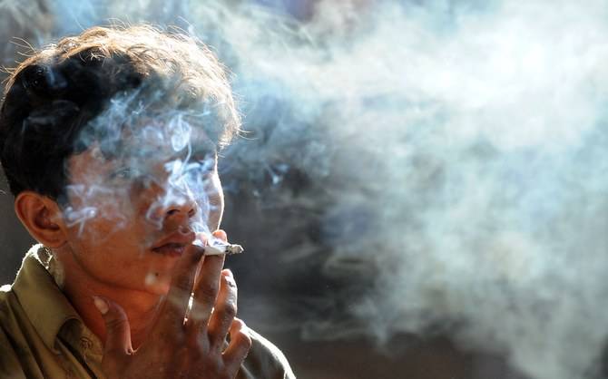 پاکستان میں سالانہ 4 لاکھ بچے سگریٹ نوشی شروع کرتے ہیں