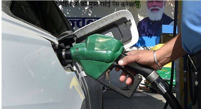 بھارت، پٹرول کی قیمت میں 15 روپے کمی کردی گئی 