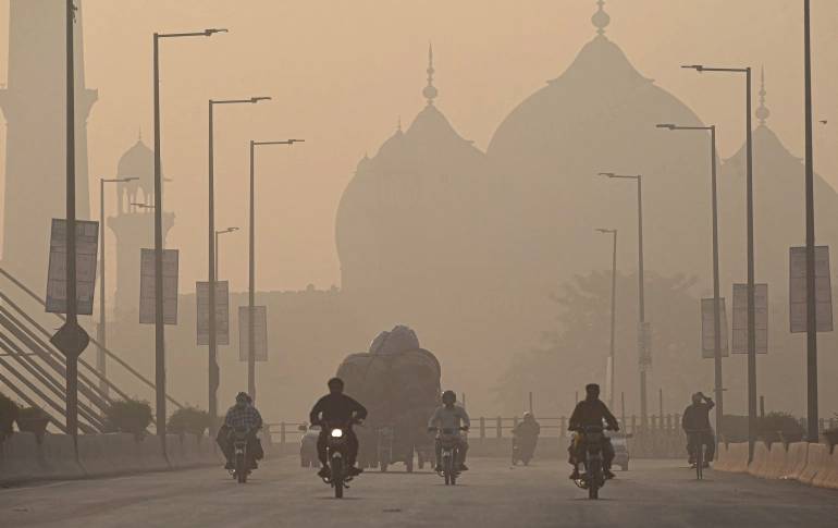 وسطی پنجاب شدید فضائی آلودگی کی لپیٹ میں، لاہور آج بھی دنیا کا سب سے آلودہ شہر 