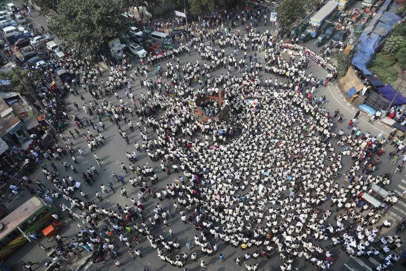 بنگلا دیش میں طالبعلم کی موت،ہزاروں طلبا سڑکوں پر نکل آئے