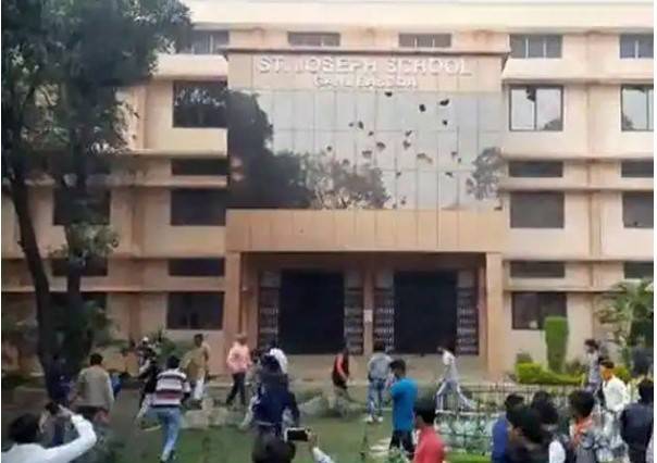 بھارت میں انتہاپسندہندؤں کا عیسائی مشنری سکول پر حملہ 