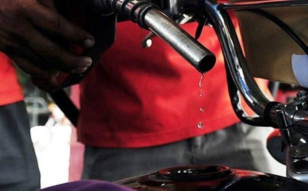 حکومت کا نئے سال کا پہلا تحفہ، پیٹرول کی قیمت میں 4 روپے فی لیٹر اضافہ