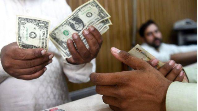 روپے کے مقابلے میں ڈالر کی قیمت میں کمی