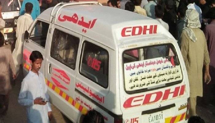 کراچی : بے قابو کار کھمبے سے جا ٹکرائی، 2 افراد جاں بحق