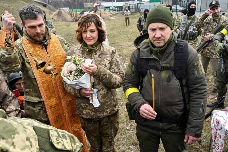 جنگ کے میدان میں یوکرائنی فوجیوں کی شادی 