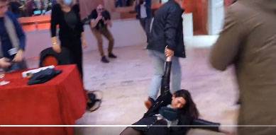 فرانس میں لائیو نیوز کانفرنس کے دوران خاتون کو گھسیٹ کر باہر نکال دیا گیا ،ویڈیو وائرل 