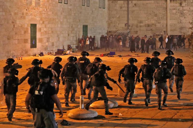  اسرائیلی فوج نے نماز فجر کے وقت  مسجد اقصیٰ پر دھاوا بول دیا