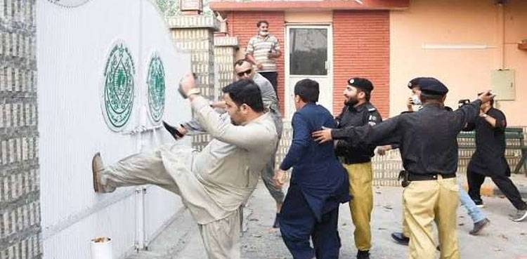  سندھ ہاؤس حملہ کیس : پی ٹی آئی کے دو مستعفی ارکان اسمبلی کی ضمانت منسوخ، عدالت سے گرفتار