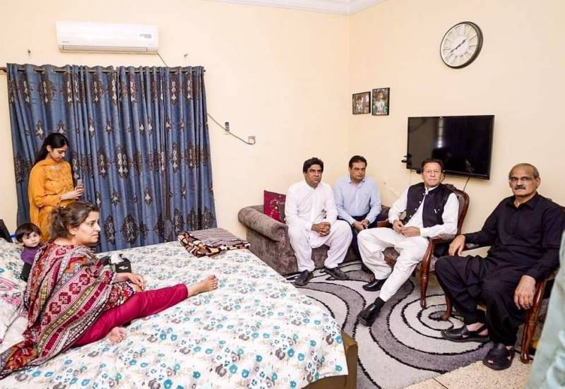 عمران خان ایم پی اے ڈاکٹر آسیہ امجد کے گھر پہنچ گئے ،خیریت دریافت کی 