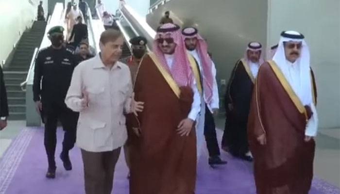 دورہ سعودی عرب کے بعد وزیر اعظم شہباز شریف متحدہ عرب امارات پہنچ گئے 