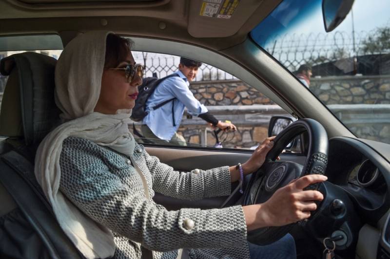 افغانستان: خواتین کو ڈرائیونگ لائسنس جاری نہ کرنے کی ہدایت