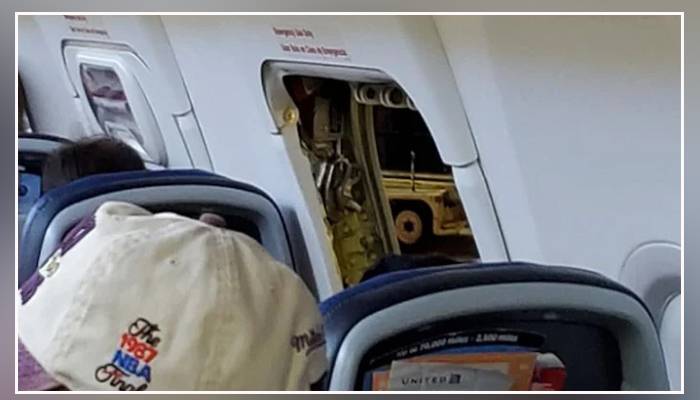 مسافر کا ہنگامی دروازہ کھول کر طیارے کے پر کے اوپر چلنے کی کوشش