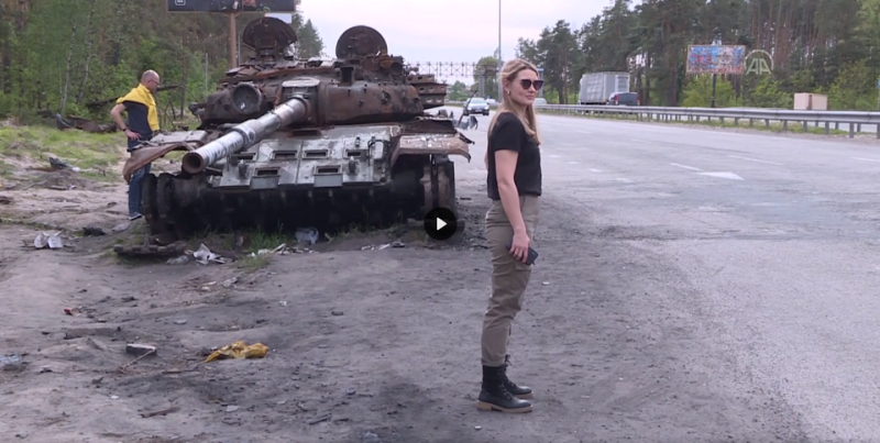  یوکرین: کیف کی سڑکوں پر تباہ شدہ روسی ٹینک شہریوں کی توجہ کا مرکز بن گئے