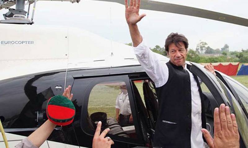 سرکاری ہیلی کاپٹر پر پی ٹی آئی کے بونیر جلسے میں جانے والے عمران خان کی پٹرول کی قیمتیں بڑھنے پر تنقید 