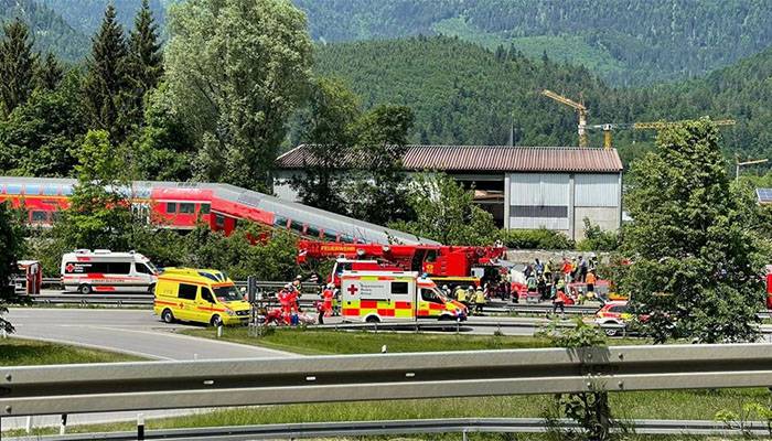 جرمنی کی ریاست باویریا میں ٹرین پٹری سے اُتر گئی ،حادثے میں متعدد افراد ہلاک 
