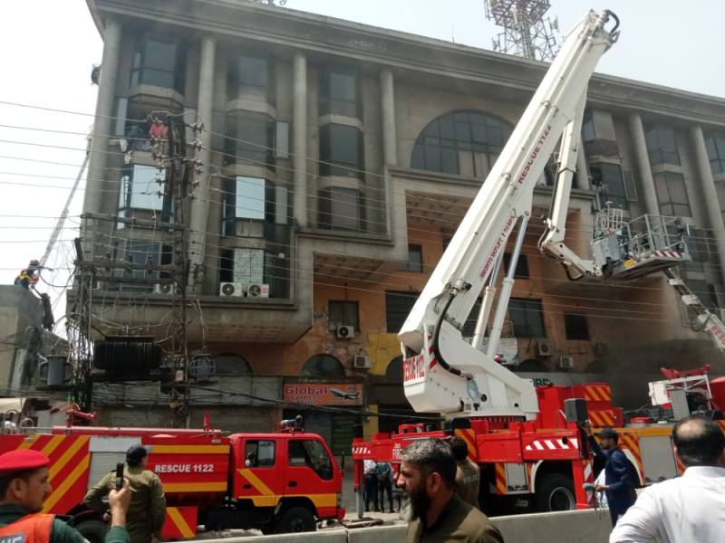 لاہور : رحمان پلازہ میں لگنے والی آگ پر قابو پا لیا گیا