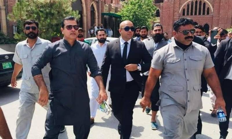 اینکر عمران ریاض خان اسلام آباد میں گرفتار 
