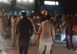 پی ٹی آئی کارکنوں کا لاہور میں مسلم لیگ ن کے کیمپ پر دھاوا، توڑ پھوڑ