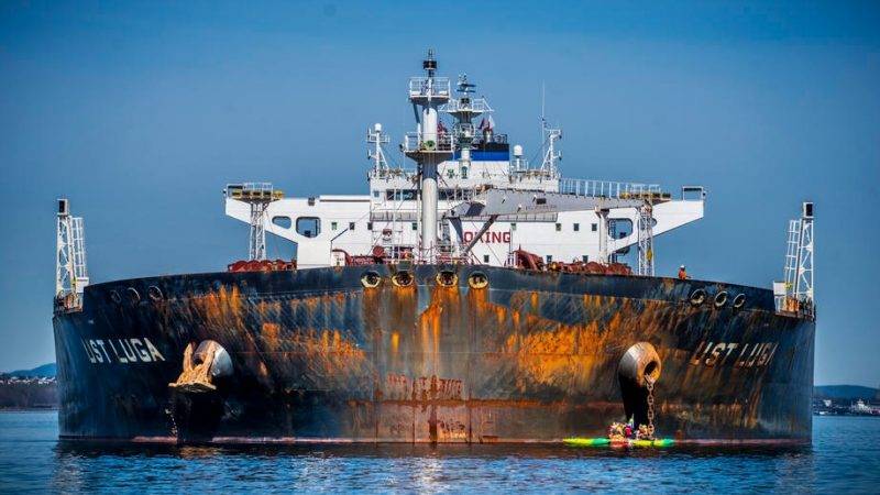 سعودی حکومت کا عقلمندانہ اقدام ، اپنا تیل مہنگا بیچ کر روس سے سستا تیل خرید لیا 