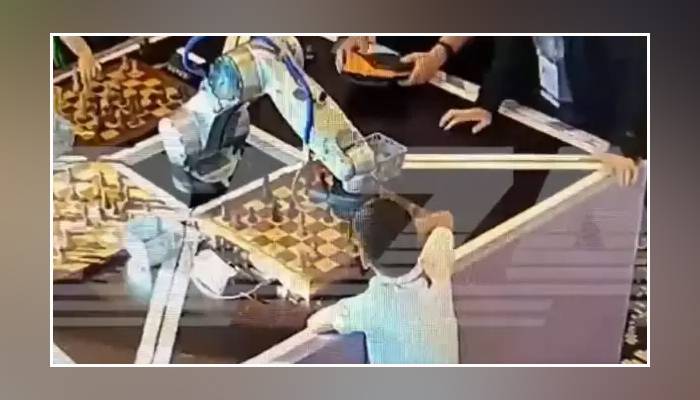 روبوٹ نے گیم ہارنے کے خوف میں بچے کی انگلی توڑ دی