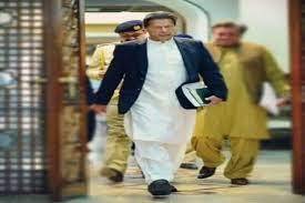 اقتدار کی آخری رات عمران خان نے کابینہ کو کہا میں آرمی چیف تبدیل کرنے لگا ہوں، آدھے وزرا بھاگ گئے: سینئر صحافی کا دعویٰ  