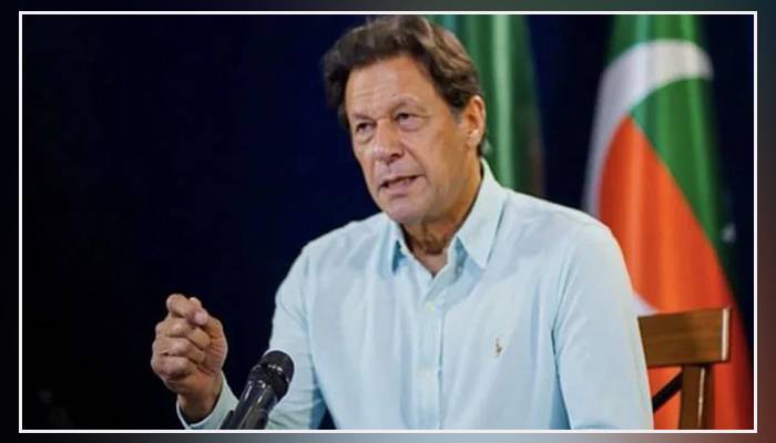 پاکستان کیلئے سونے کا تمغہ جیتنے پر عمران خان کی ارشد ندیم کو مبارکباد